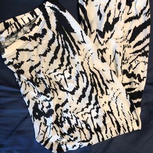 BLACK WHITE PLUS SIZE ZEBRA PRINT LEGGINGS